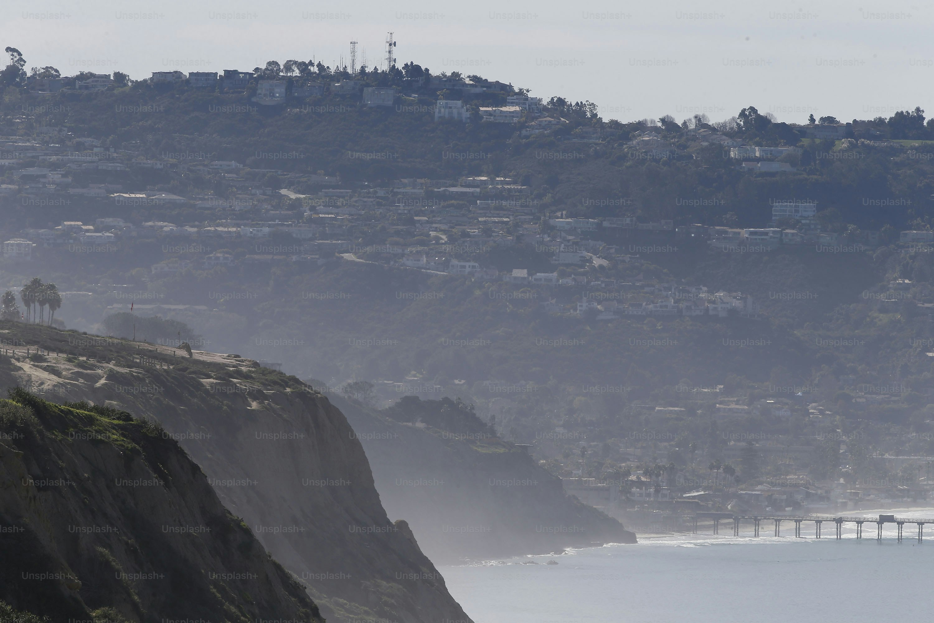 un grand plan d’eau situé sous une colline verdoyante