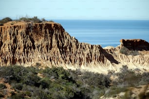 Une grande formation rocheuse au milieu du désert