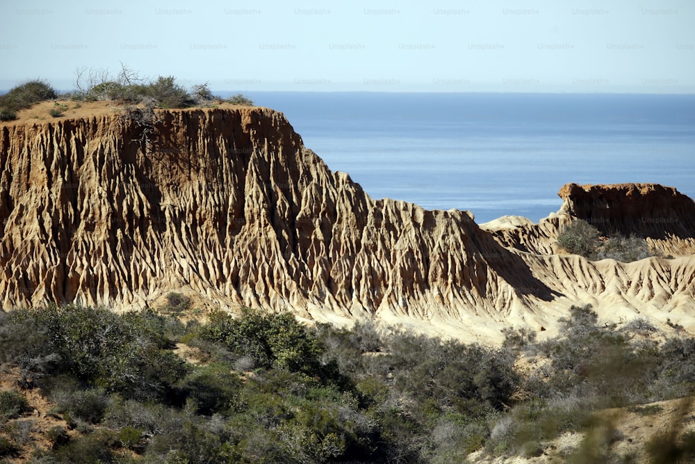 uma grande formação rochosa no meio do deserto