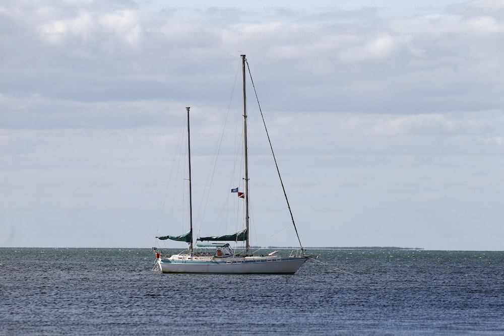 ein Segelboot mitten auf einem Gewässer