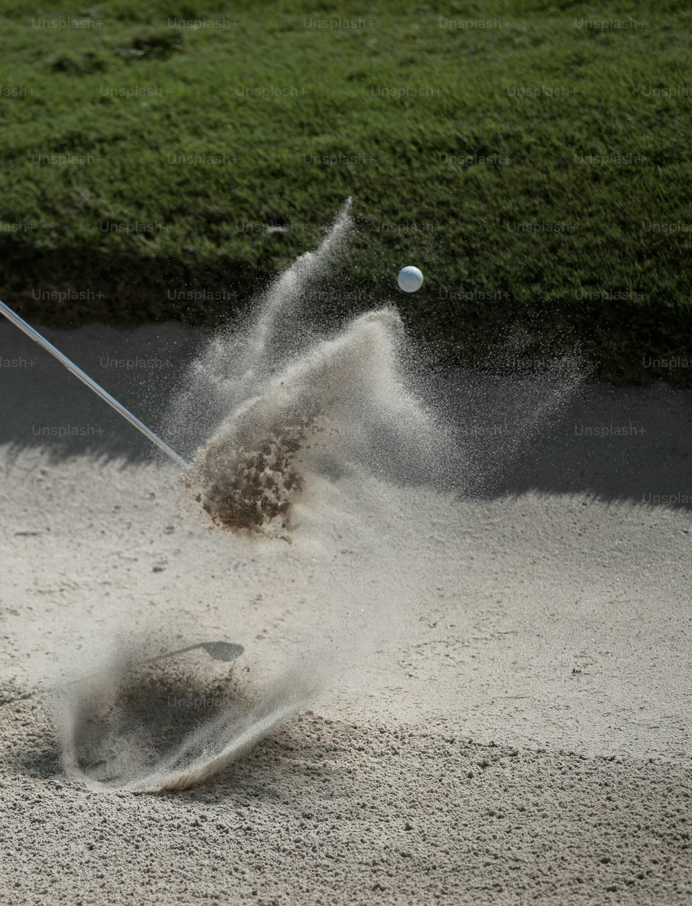 Un homme frappant une balle de golf avec un club de golf