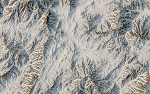 Una vista aérea de una cadena montañosa cubierta de nieve