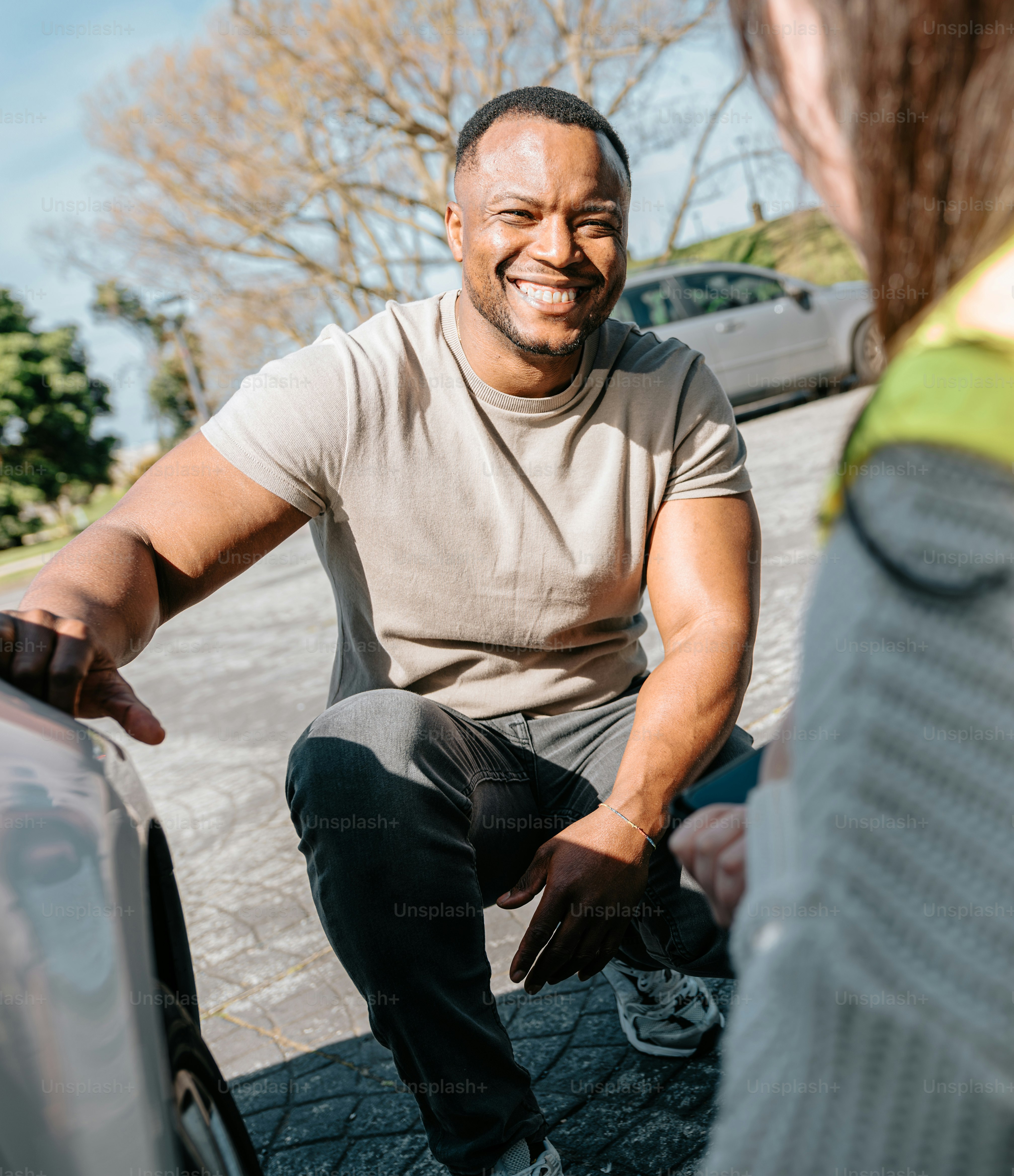 Un hombre sentado junto a una mujer cerca de un coche
