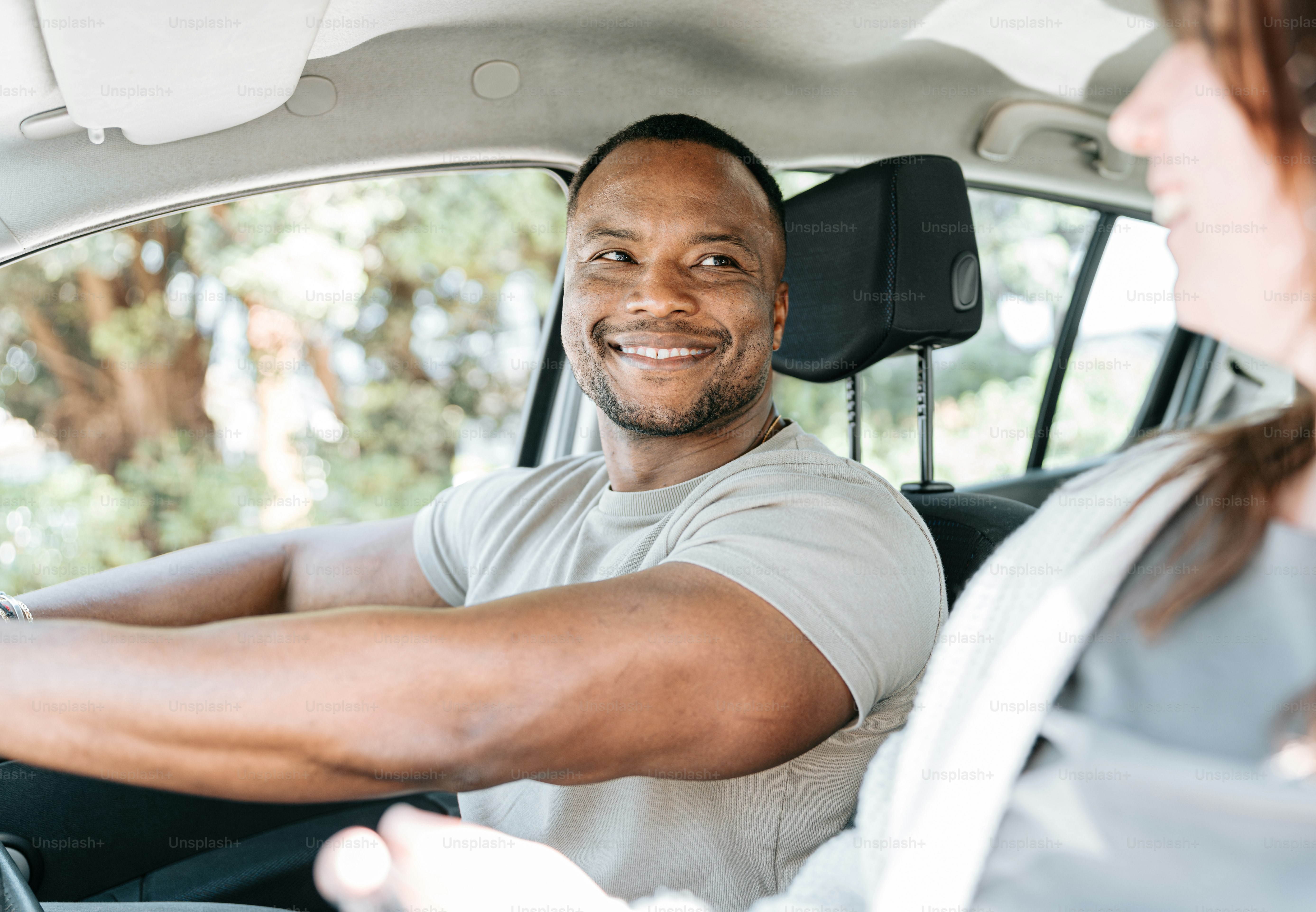 un hombre y una mujer sentados en un coche