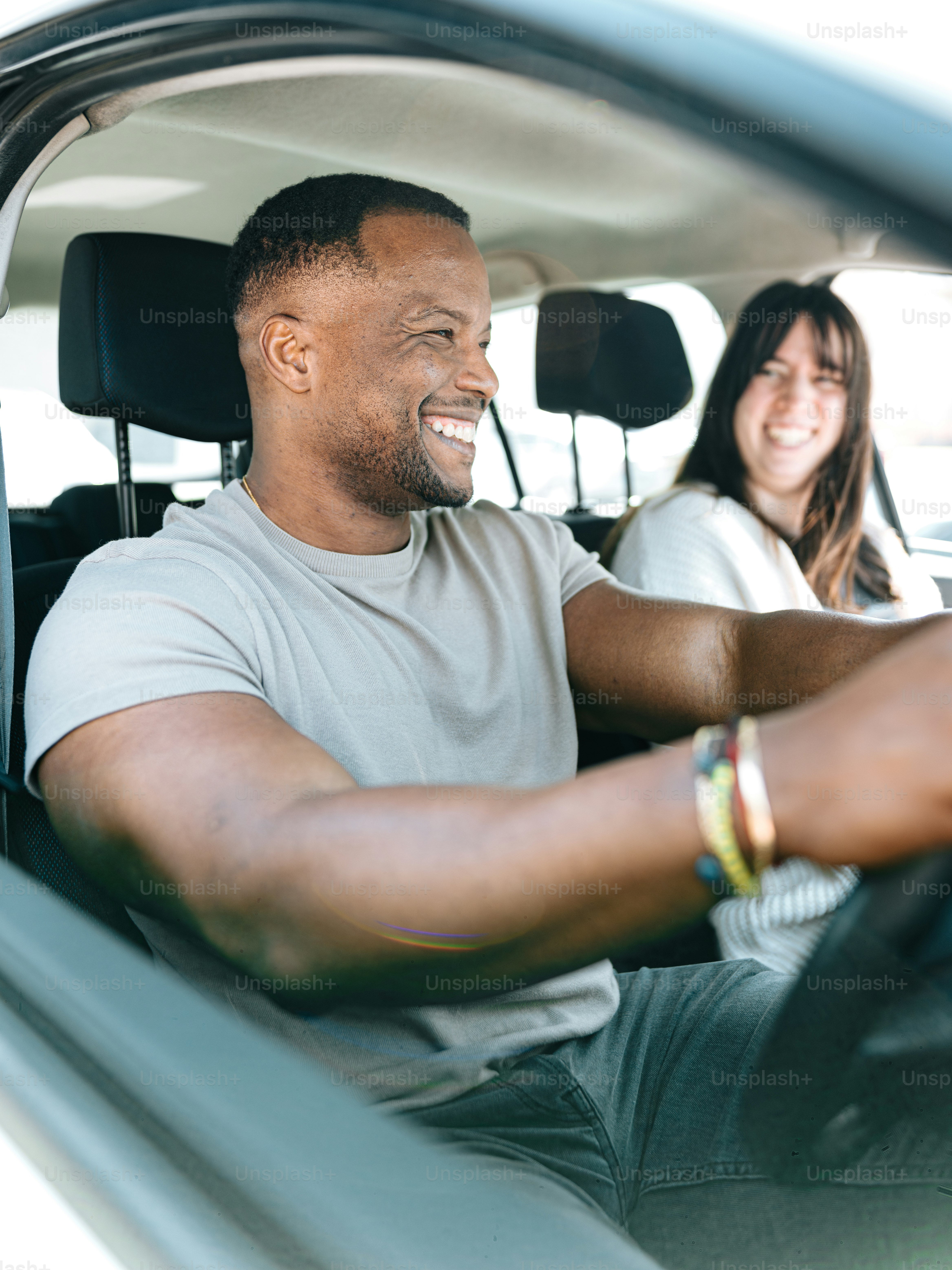 un hombre y una mujer sentados en un coche