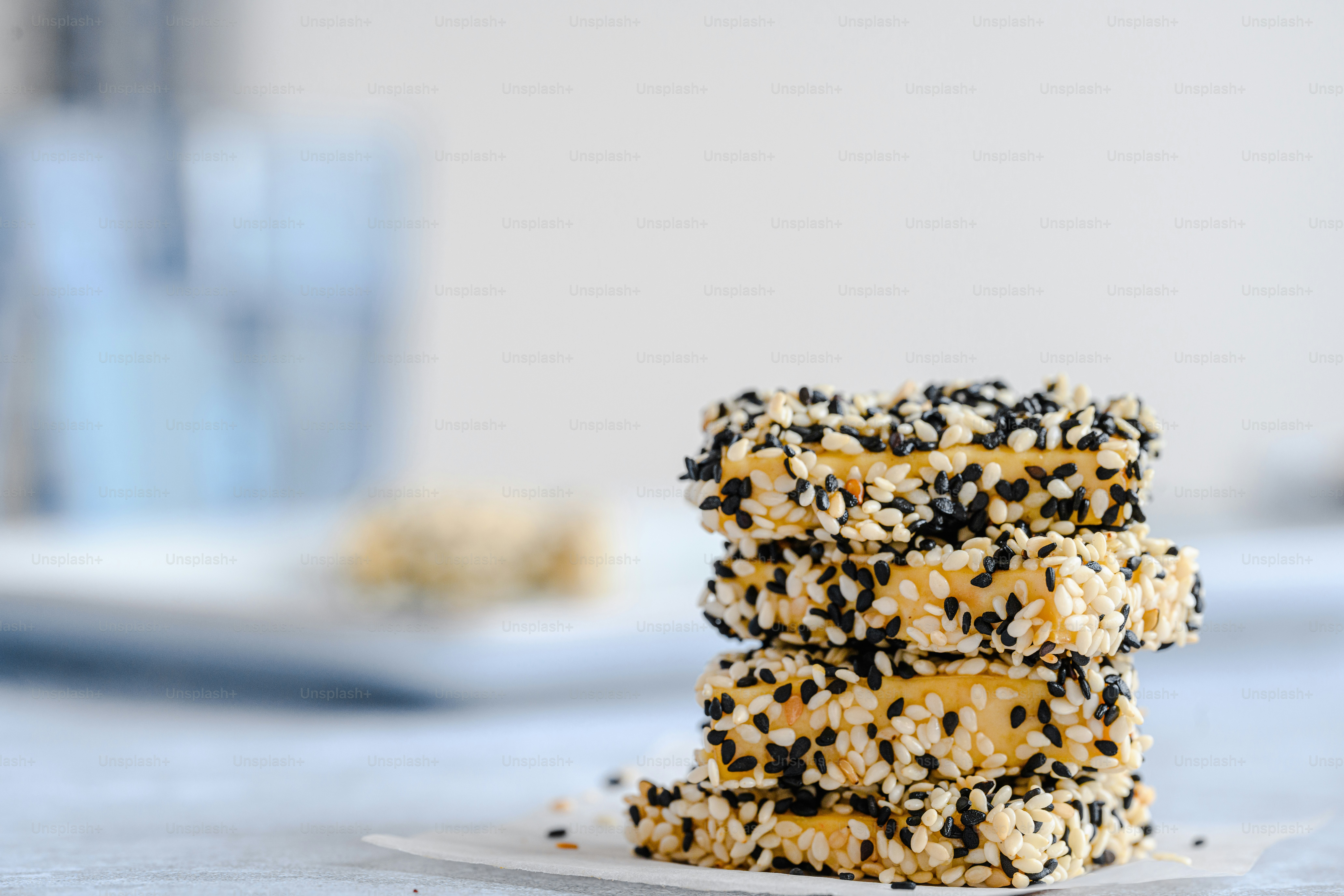 Ein Stapel Donuts sitzt auf einem weißen Teller