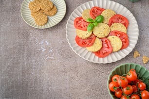 Ein Teller mit Tomaten und Crackern auf einem Tisch