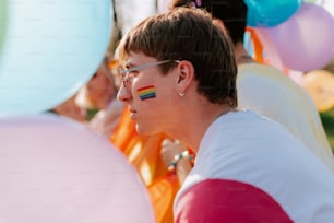 un uomo con un arcobaleno dipinto sul viso