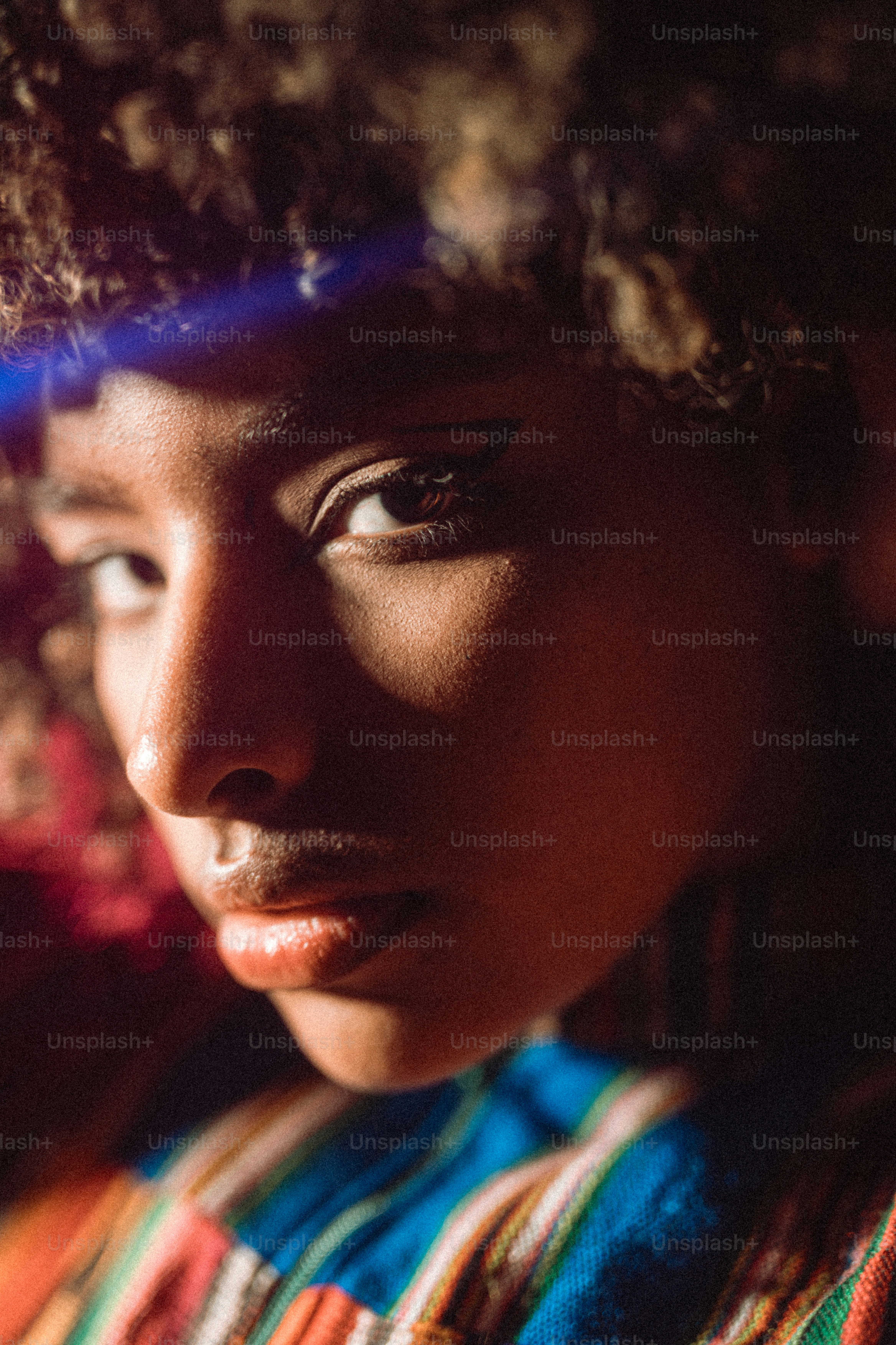 close-up seseorang yang mengenakan topi
