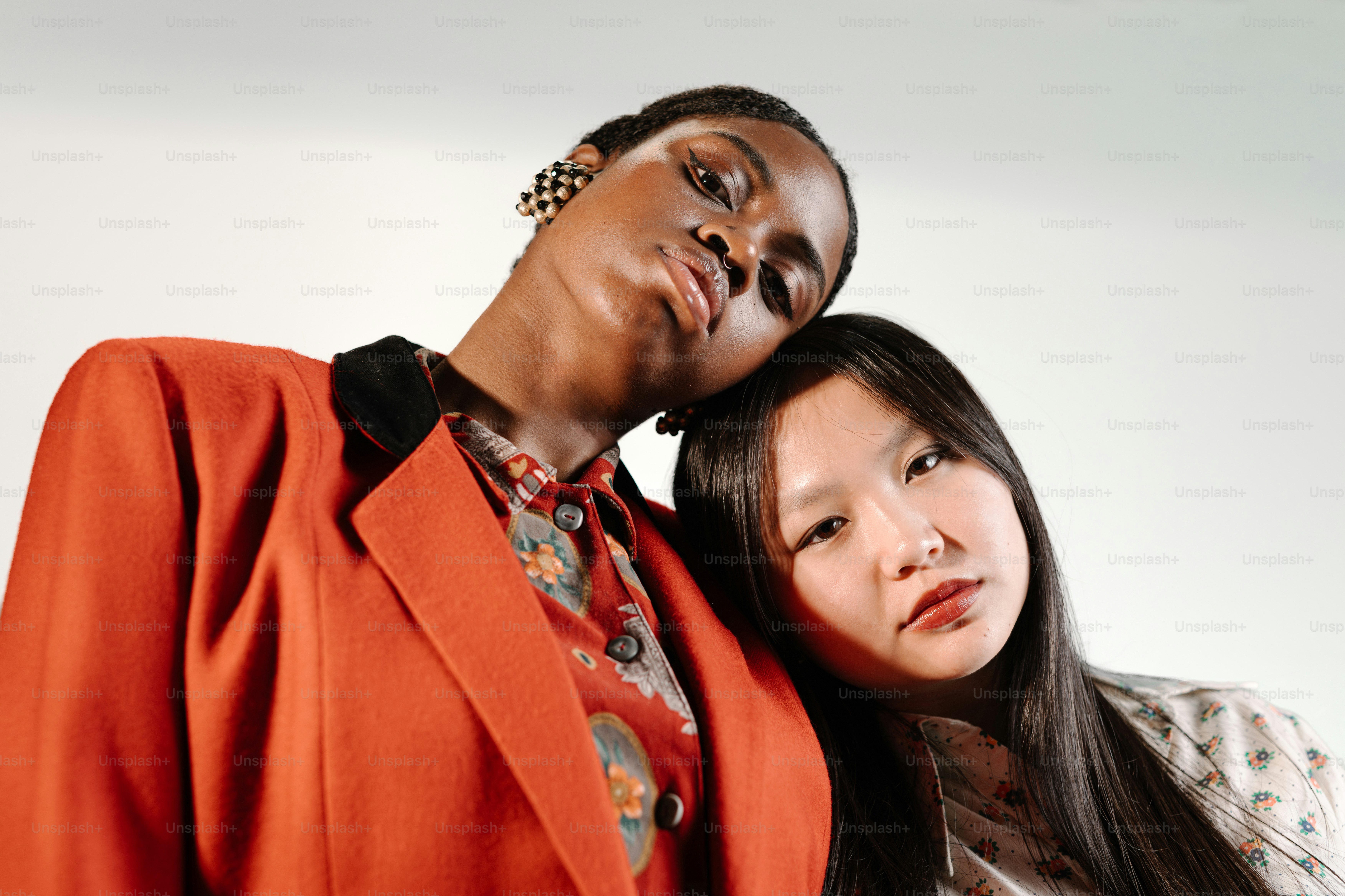 ein paar Frauen, die nebeneinander stehen