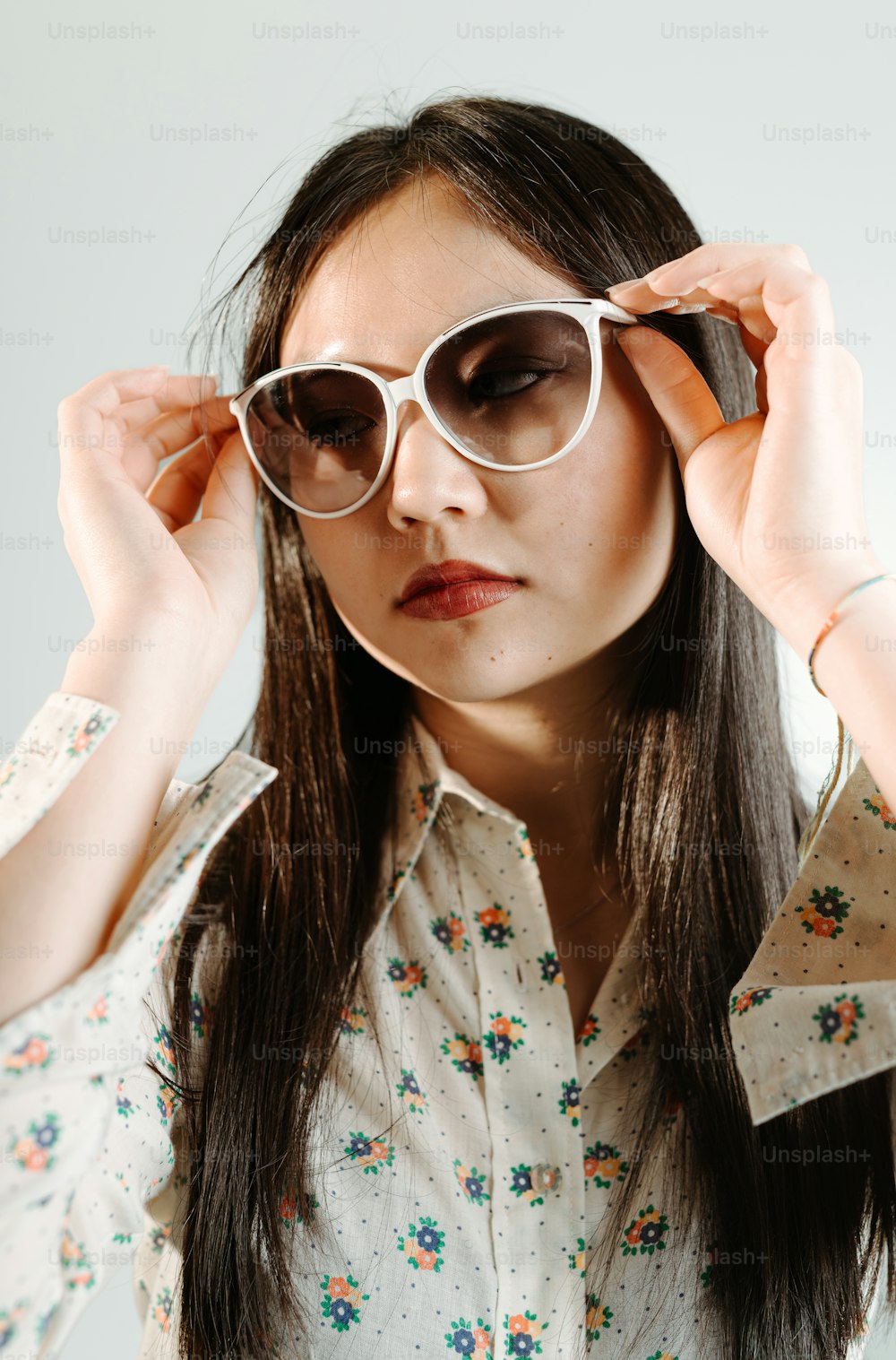 Eine Frau trägt eine weiße Sonnenbrille