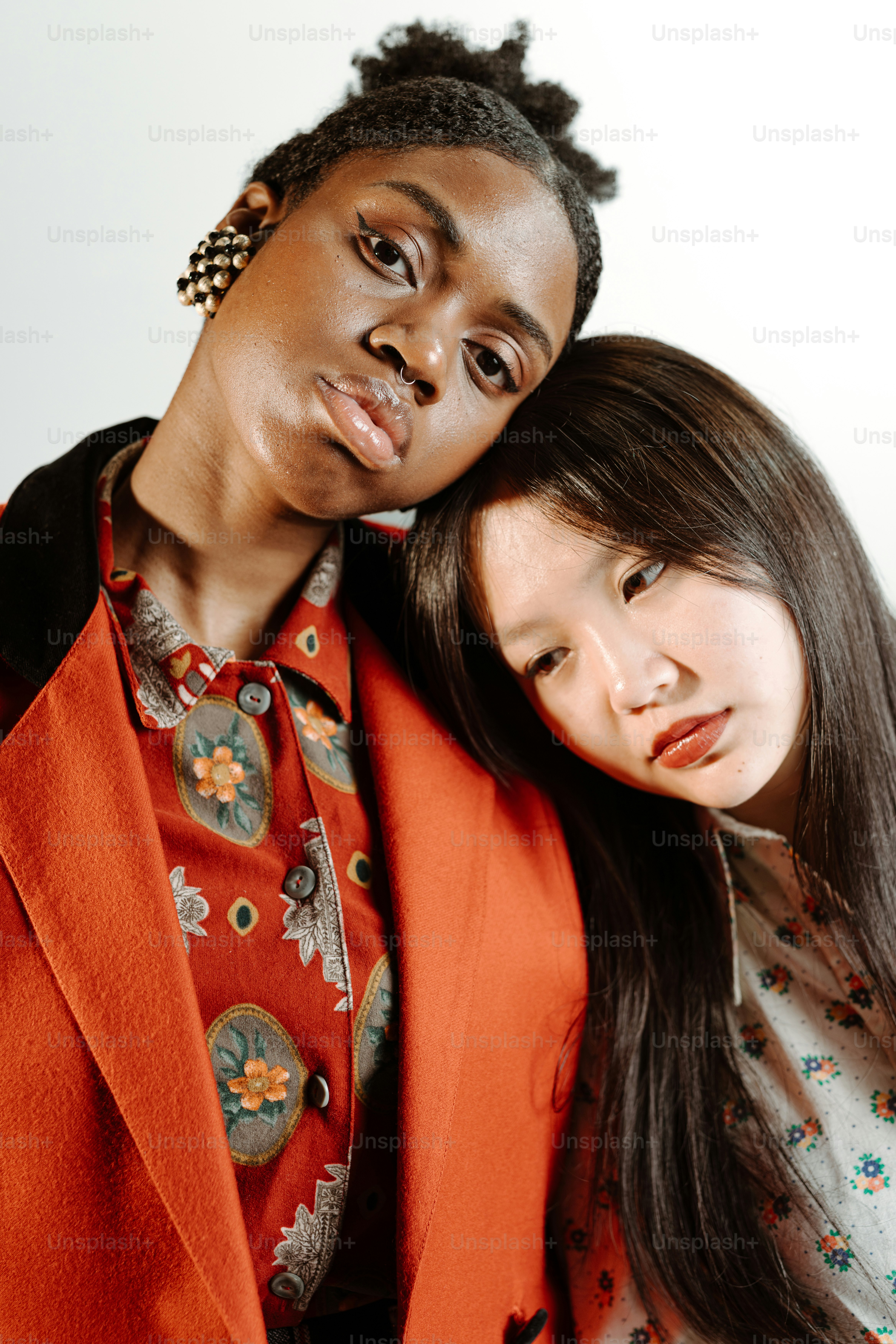 ein paar Frauen, die nebeneinander stehen