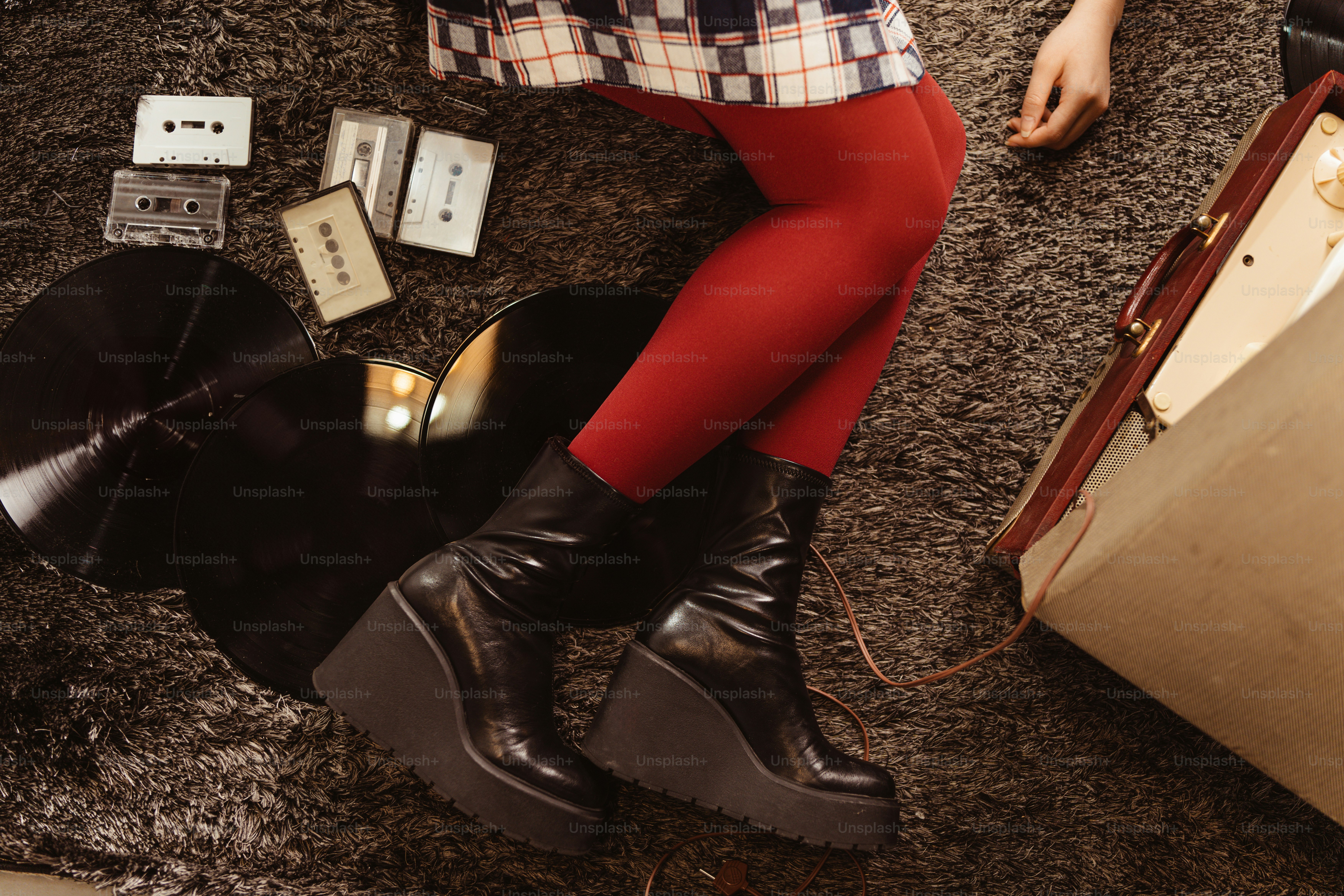 eine Frau, die mit gekreuzten Beinen auf dem Boden sitzt