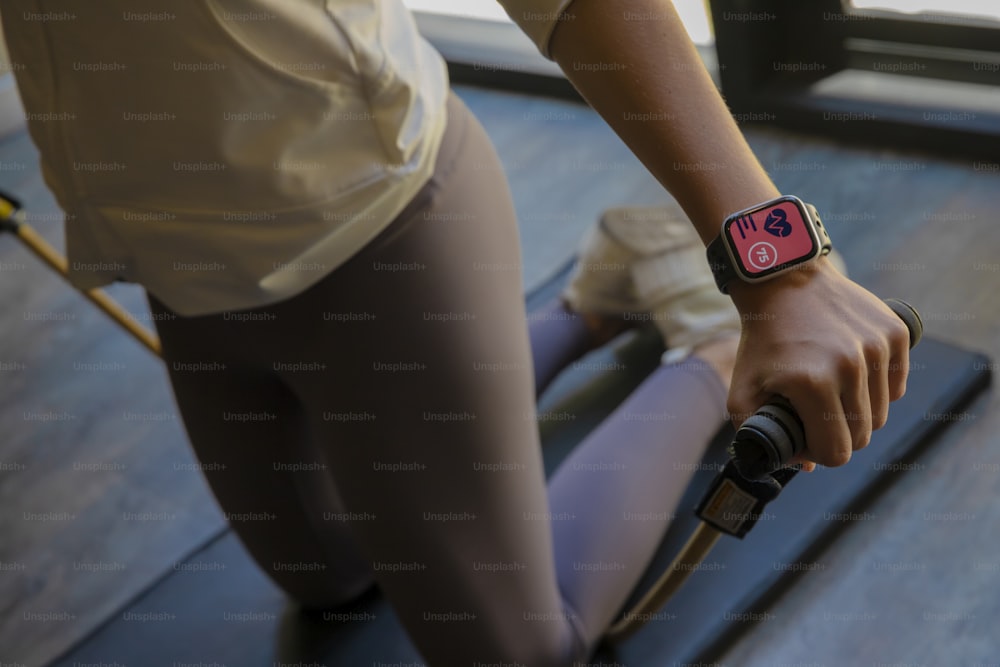 Eine Nahaufnahme einer Person mit einer Uhr am Handgelenk
