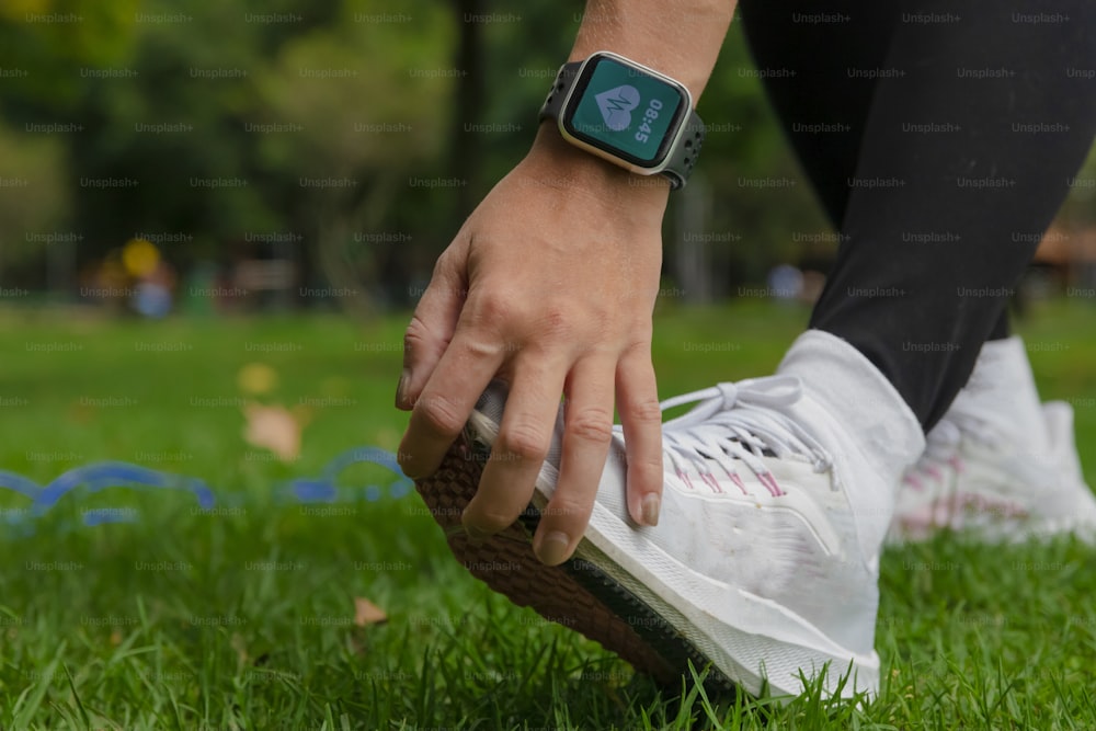 Un primo piano di una persona che indossa uno smartwatch al polso