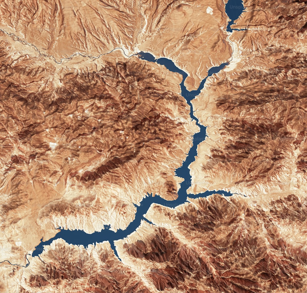 Una imagen satelital de un río que corre a través de una cadena montañosa