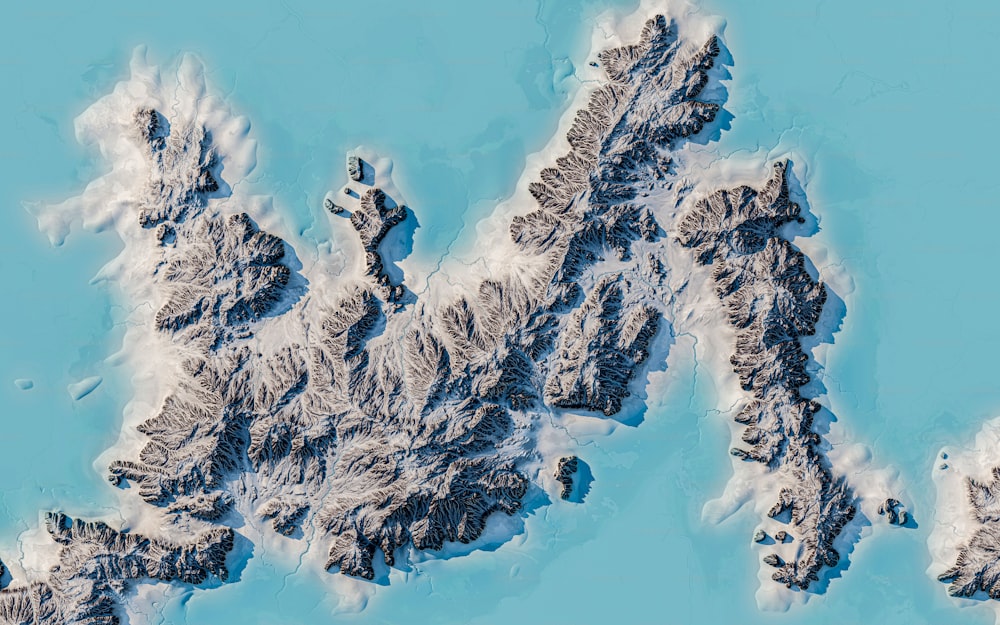 Una vista aérea de una cadena montañosa cubierta de nieve