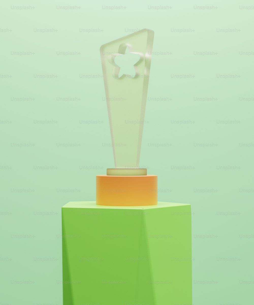 um troféu de vidro sentado em cima de um pedestal verde