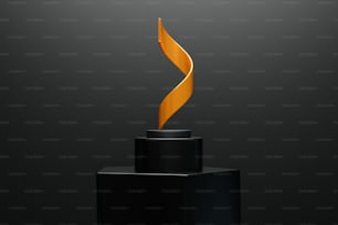 eine Skulptur eines gebogenen orangefarbenen Objekts auf einem schwarzen Sockel