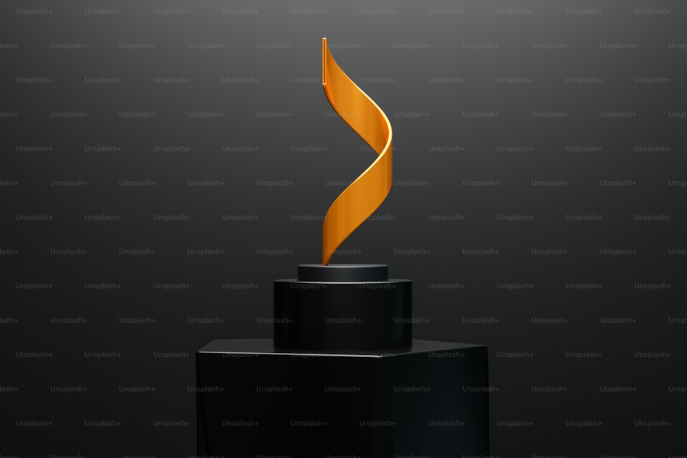 una escultura de un objeto curvo de color naranja sobre un pedestal negro