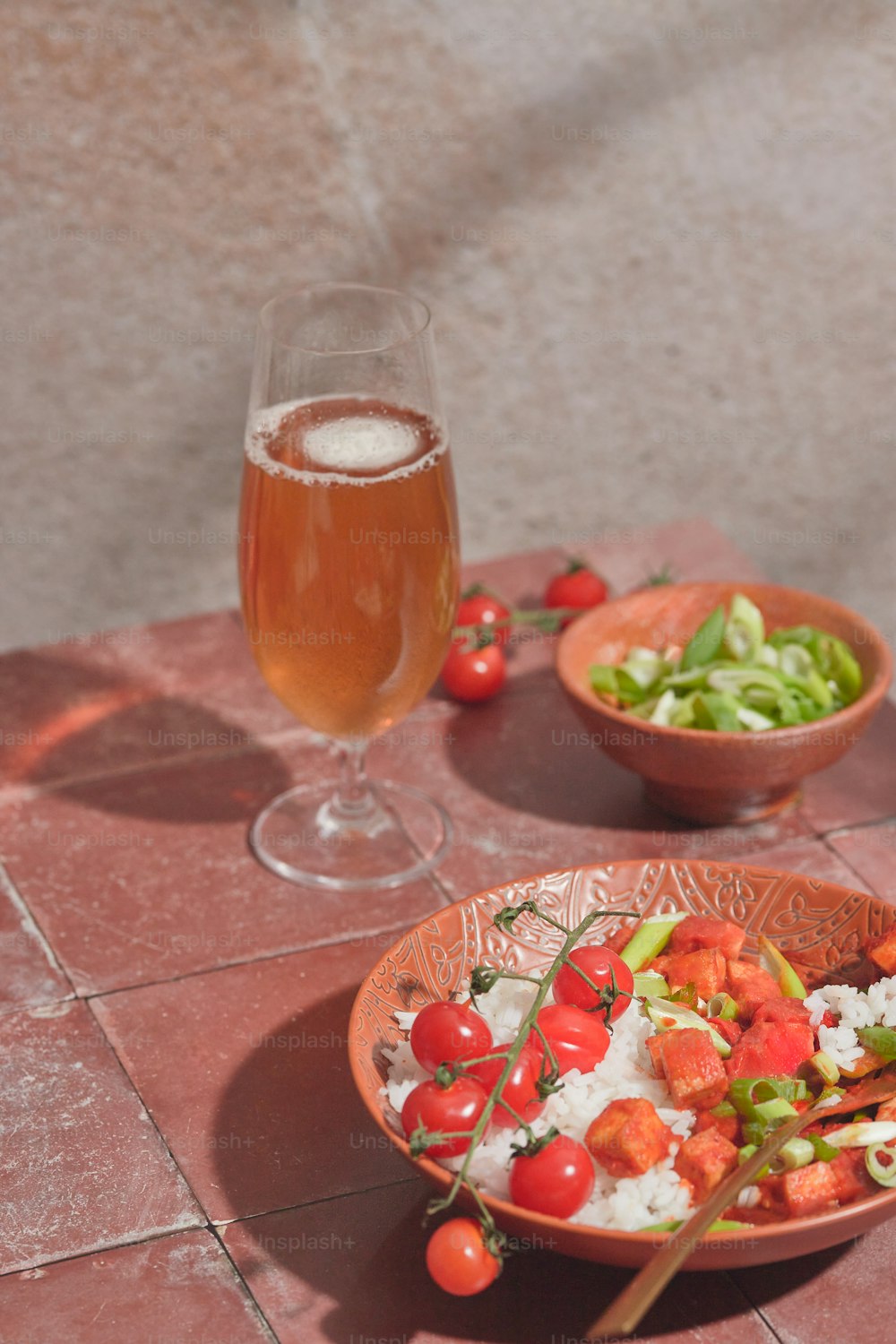 Ein Teller mit Essen und ein Glas Bier auf einem Tisch