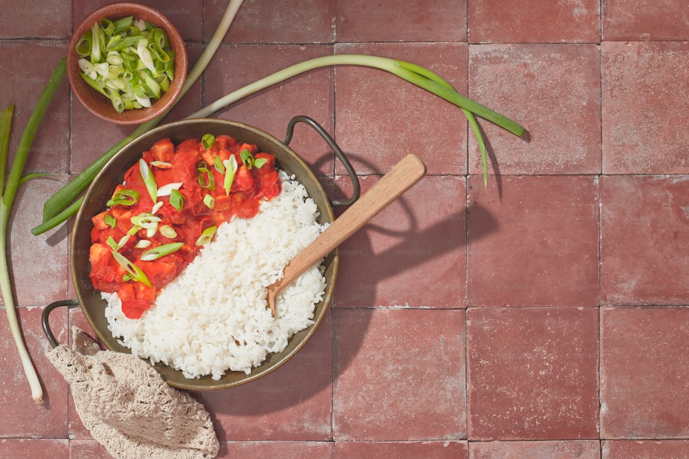 eine Schüssel mit Reis und Gemüse auf einem Tisch