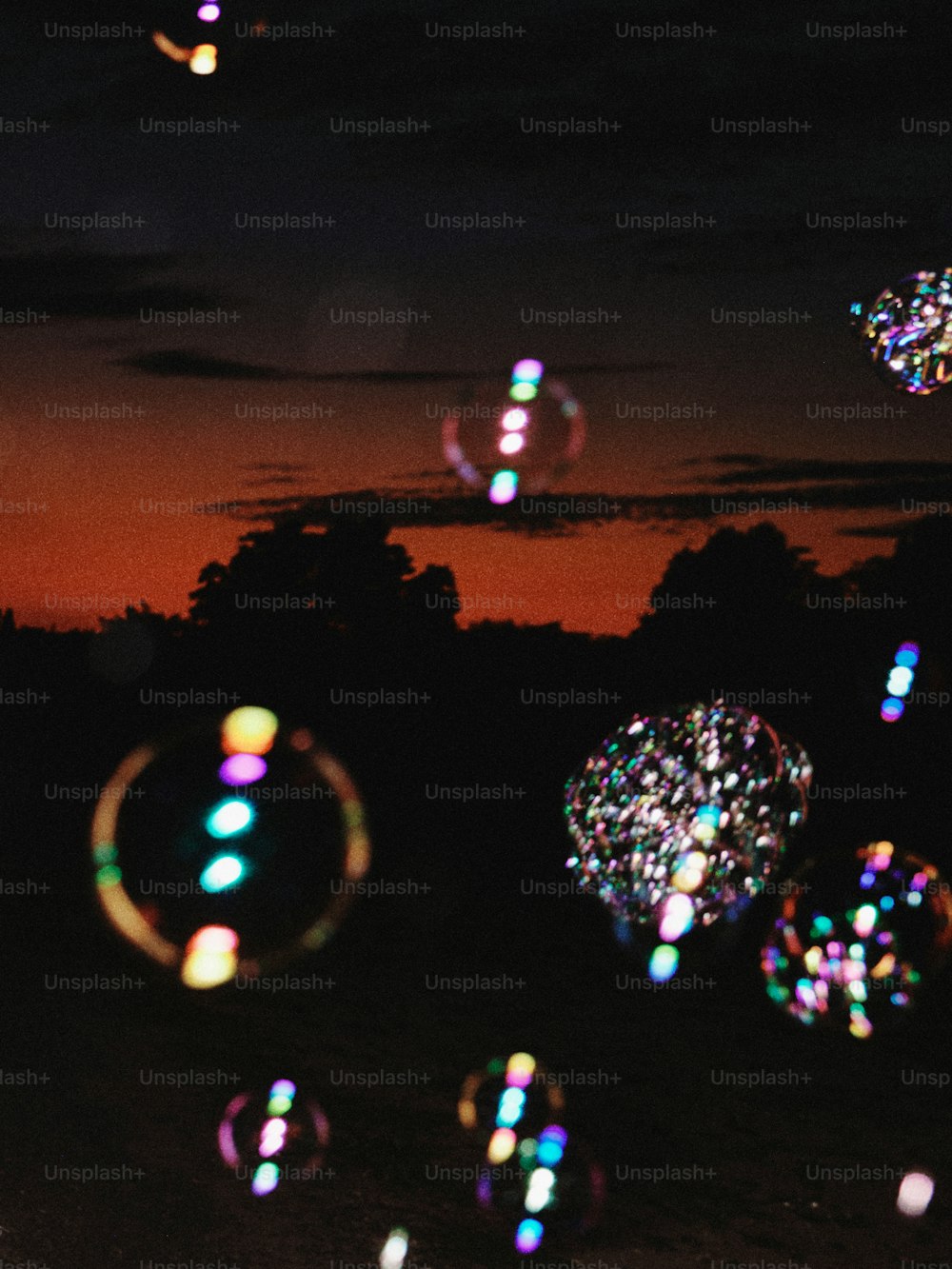 un grupo de burbujas flotando en el aire