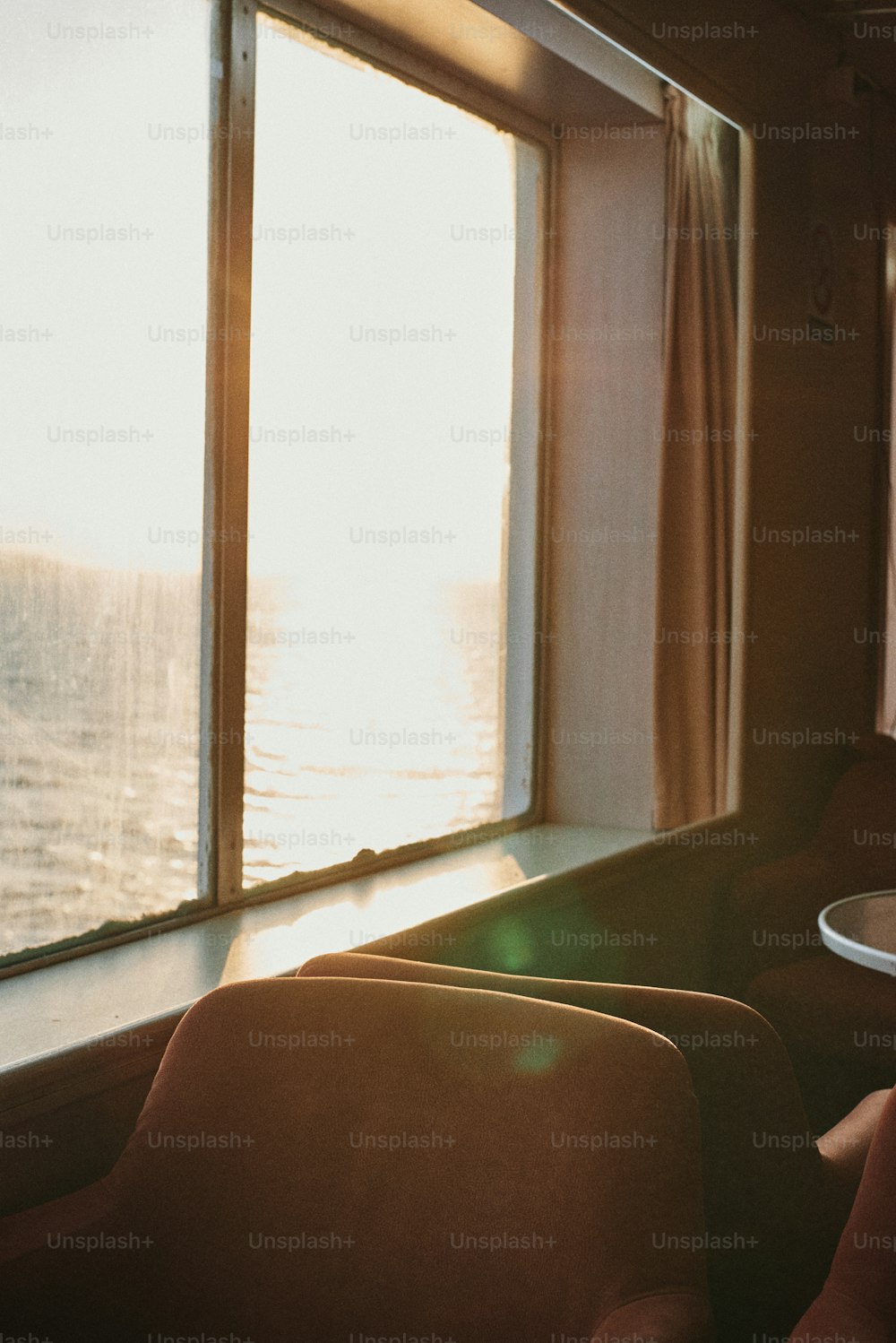 O sol está brilhando através da janela de um barco