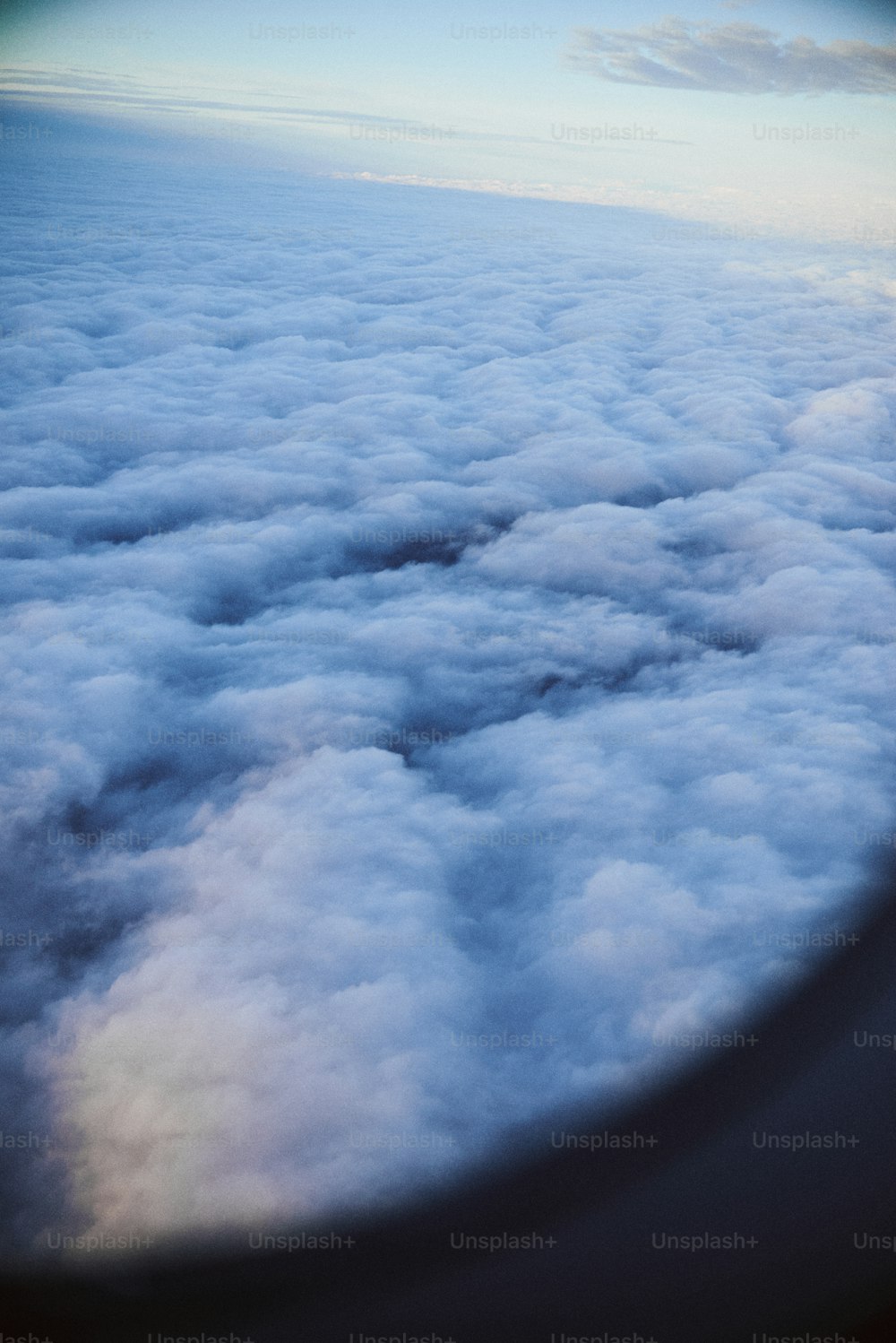 飛行機の窓から見える雲
