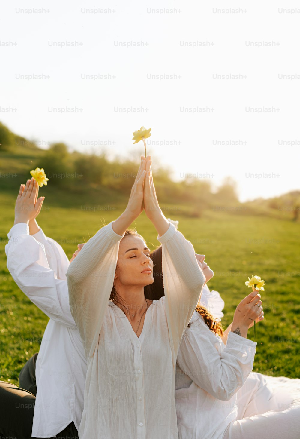 花を手に地面に横たわる女性