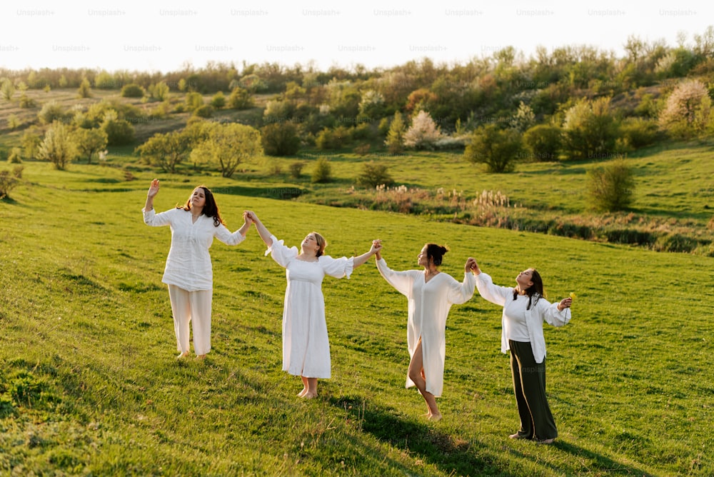 un gruppo di donne in piedi in cima a un campo verde lussureggiante