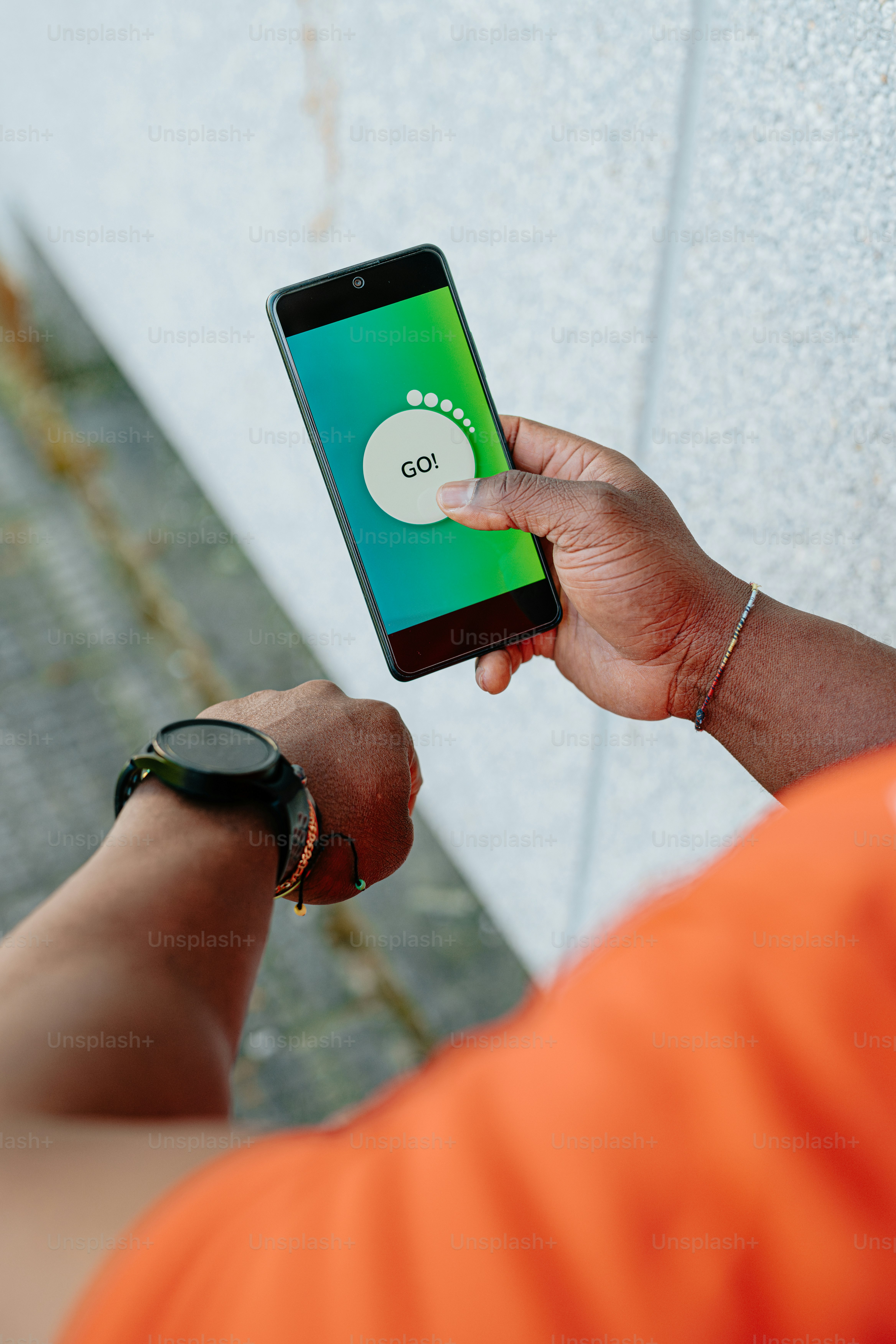 A person holding a smart phone in their hand photo – Technology Image ...