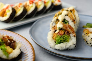 un piatto di sushi con una varietà di condimenti