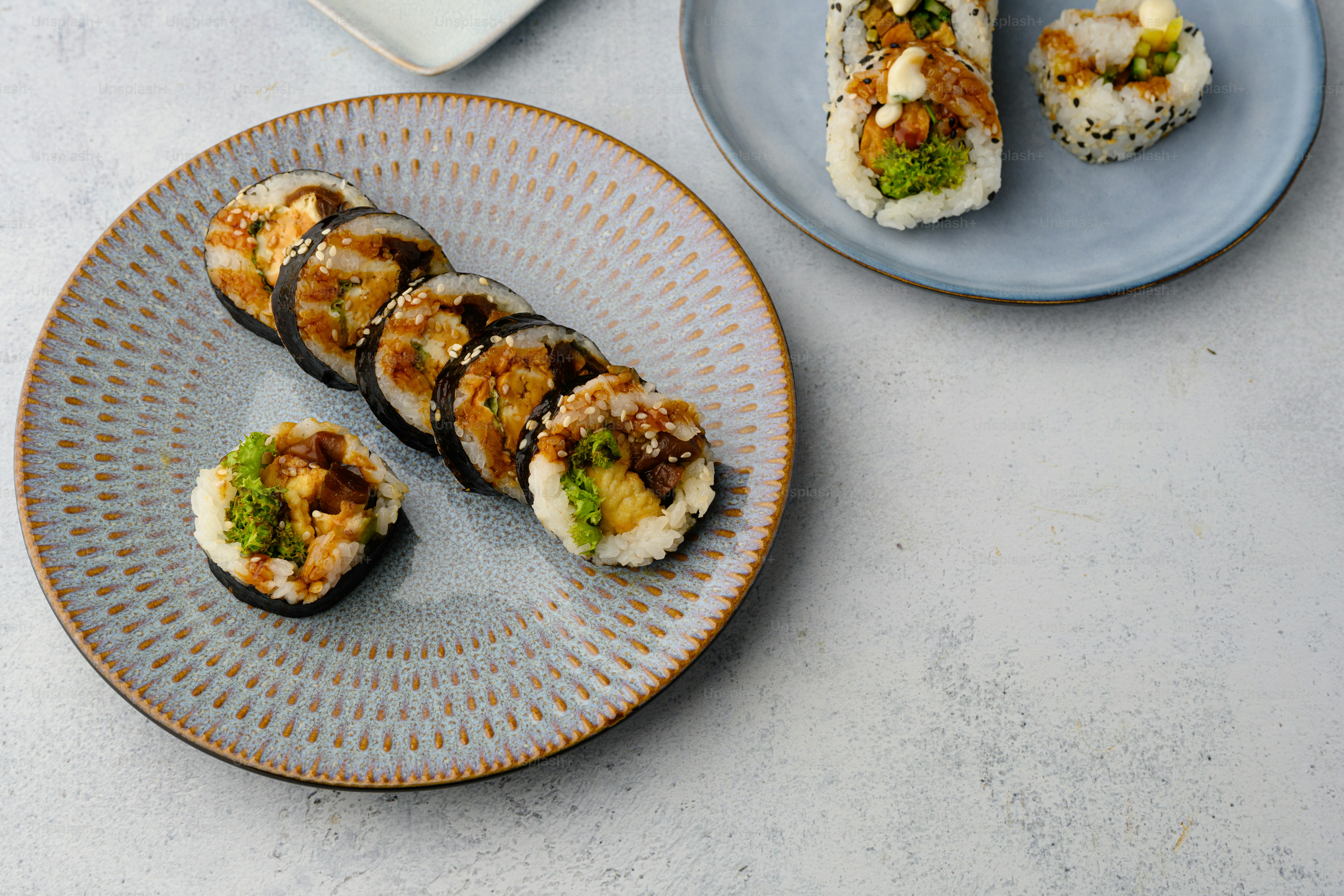 un piatto di sushi su un tavolo