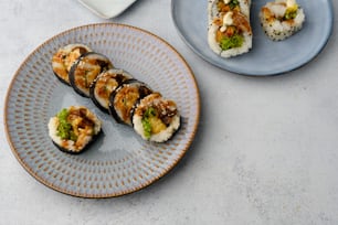 um prato de sushi sobre uma mesa