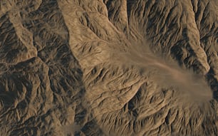 사막의 산맥을 조감도로 촬영한 모습
