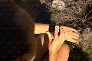 Una persona che tiene in mano uno smartwatch