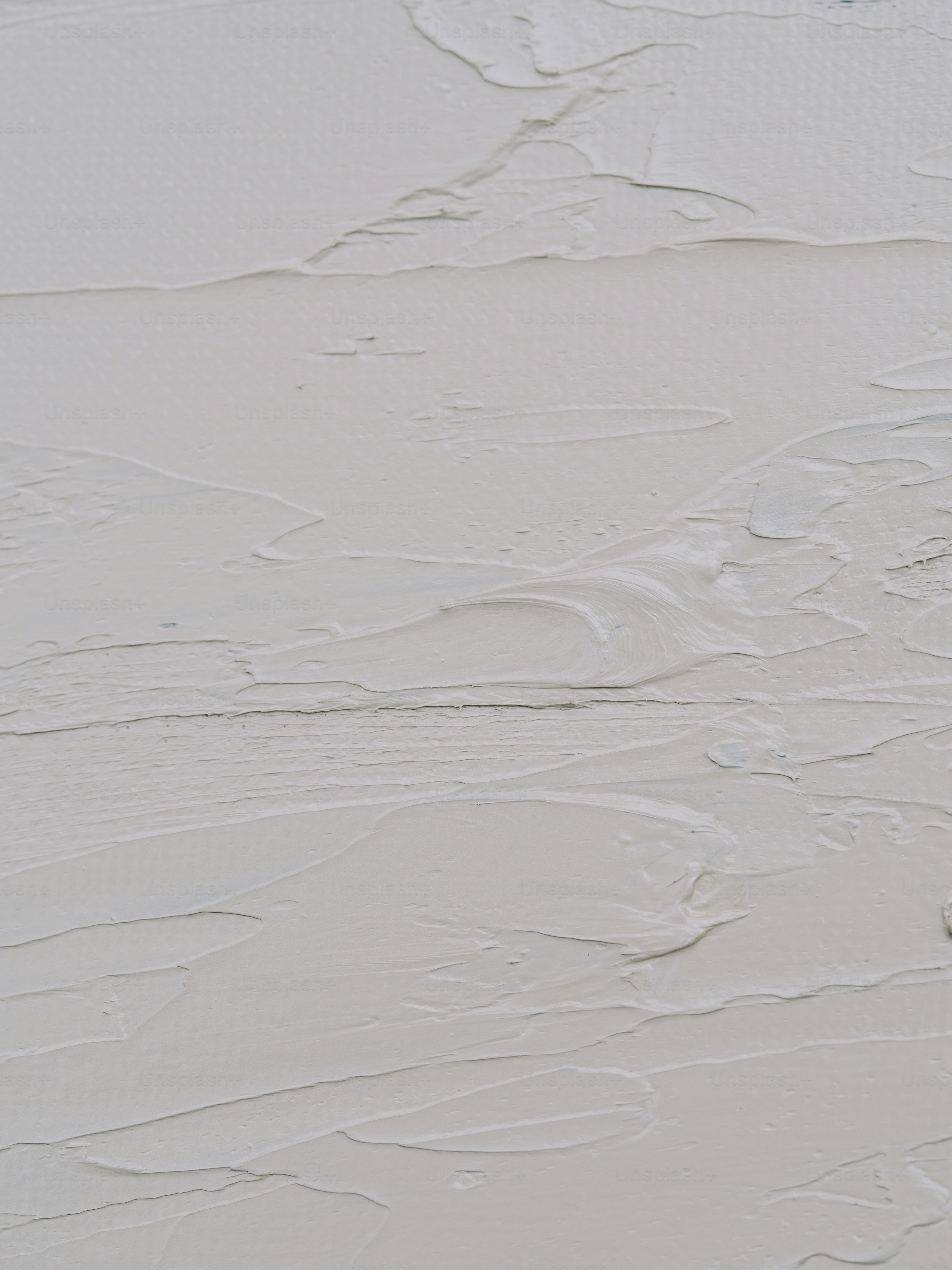 eine Person auf Skiern auf einer verschneiten Oberfläche