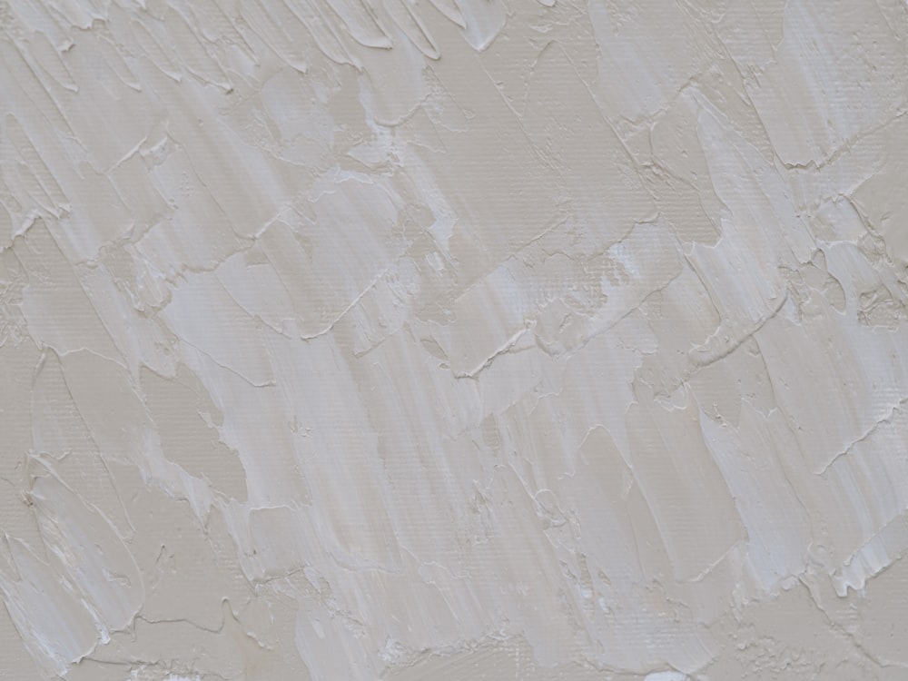 Un primer plano de una pared con pintura blanca
