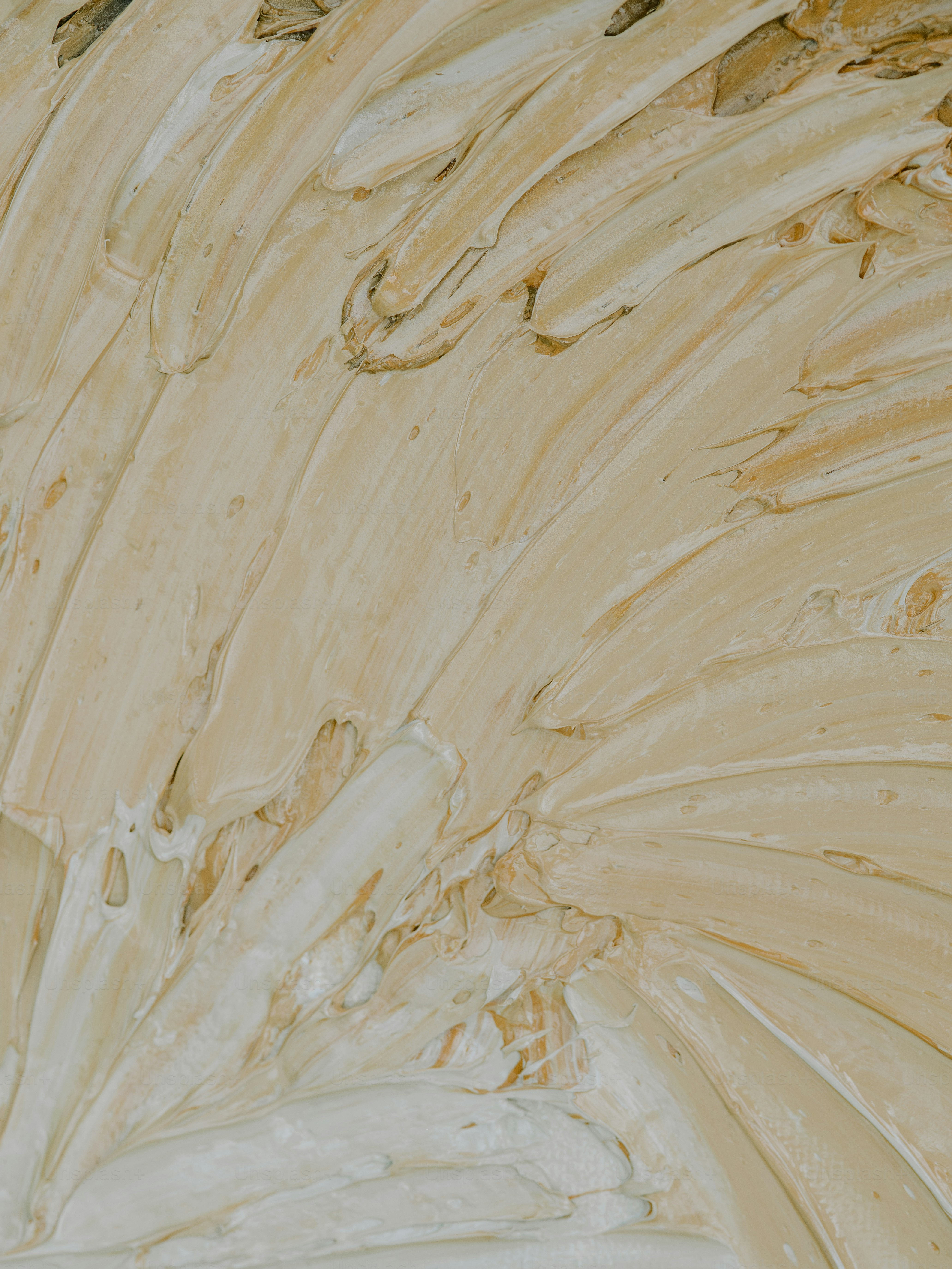 un gros plan d’une peinture avec un fond blanc