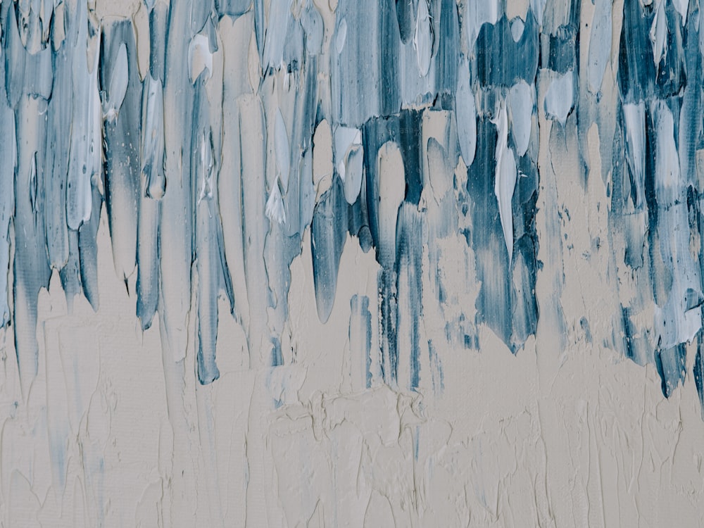 une peinture de peinture bleue et blanche sur un mur
