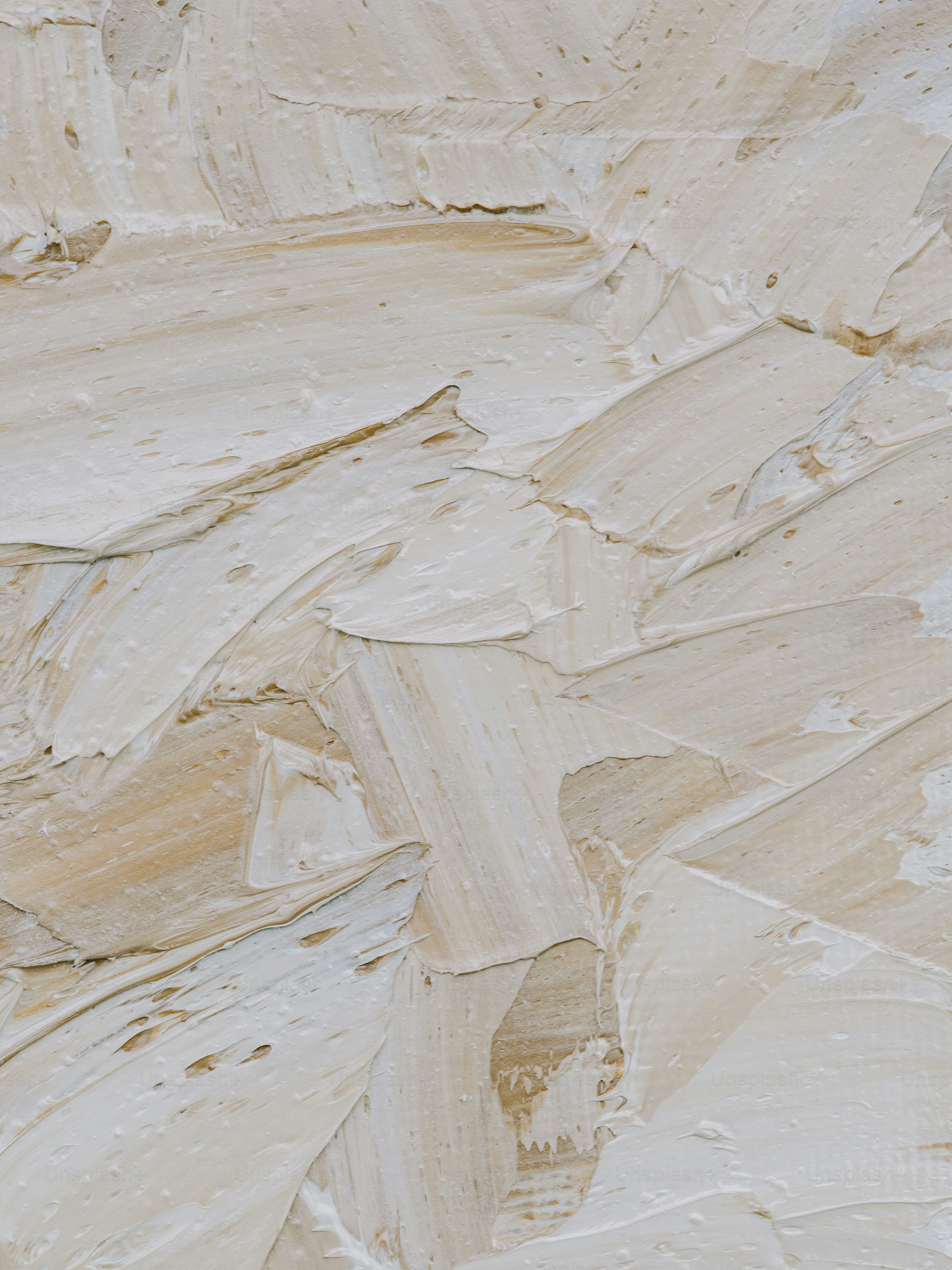 Ein Vogel sitzt auf einer Felswand