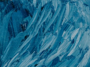 uma pintura abstrata de tinta azul e branca