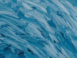 ein abstraktes Gemälde aus blauer und weißer Farbe