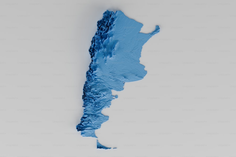 um grande pedaço de gelo azul em uma superfície branca