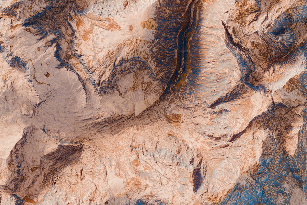 Luftaufnahme eines Gebirges in der Wüste