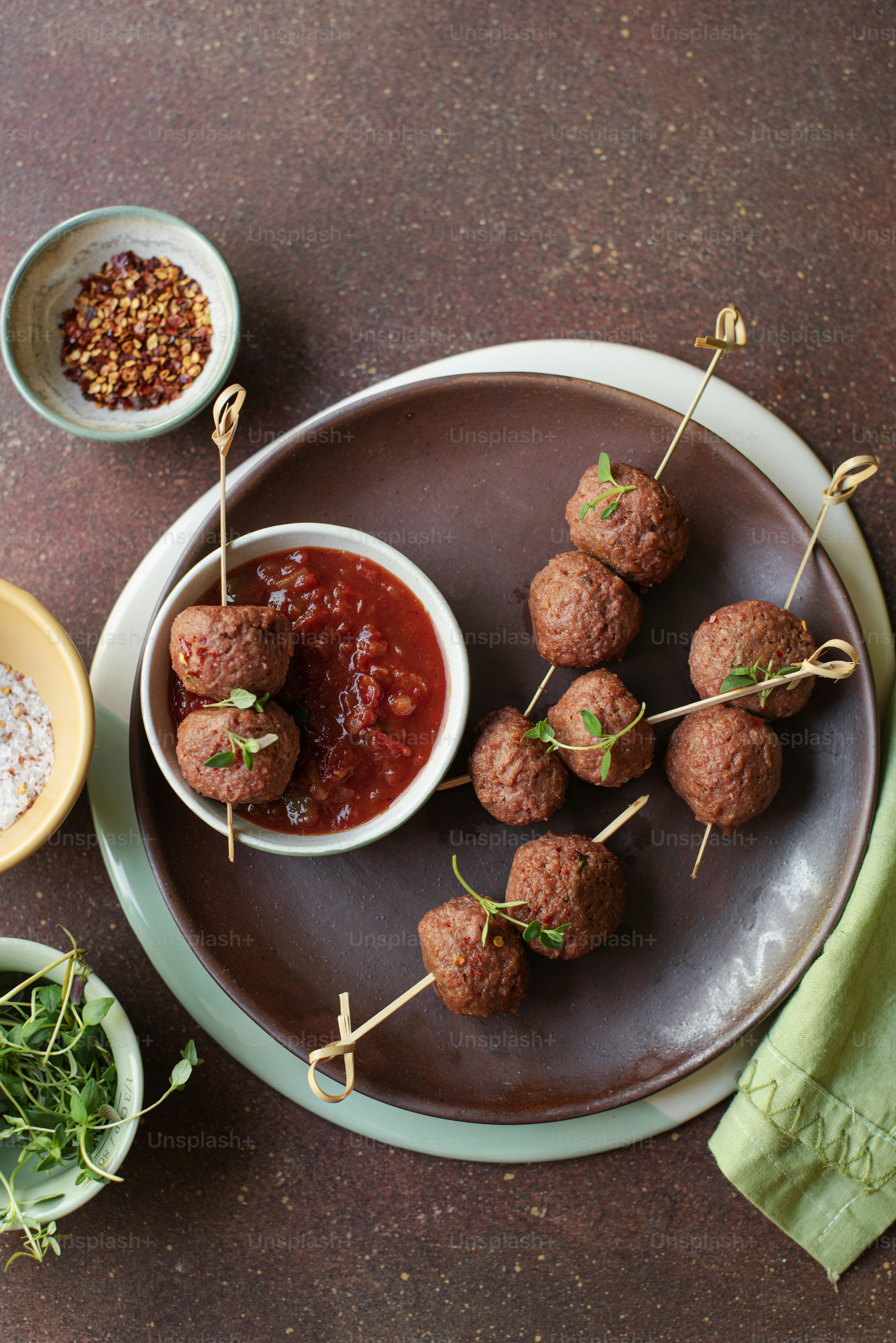 un plato de albóndigas y un bol de salsa
