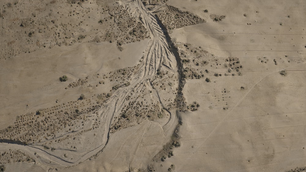 사막의 비포장 도로를 조감도로 촬영한 모습