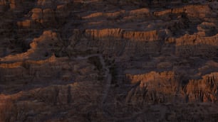 Una vista aérea de un paisaje rocoso al atardecer