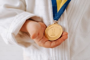 una persona con una medalla de oro en la mano